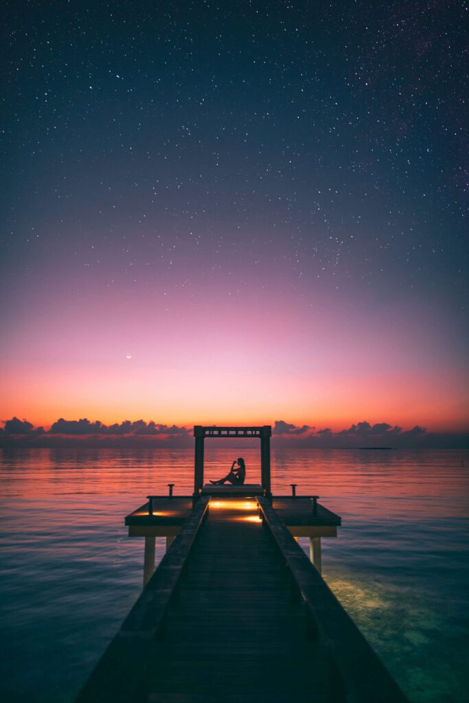 Frau mit Meer und Sonnenuntergang